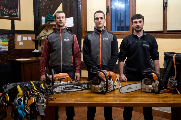Retrato del equipo de Boralan con sus motosierras